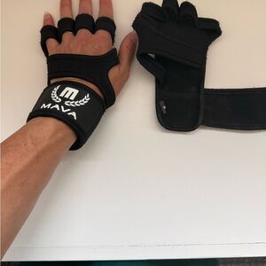 Black Workout Gloves wrist braces weightlifting straps